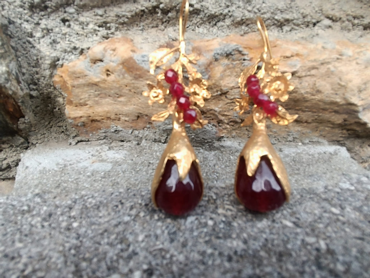 Orecchini pendenti in oro su bronzo e diaspro rosso