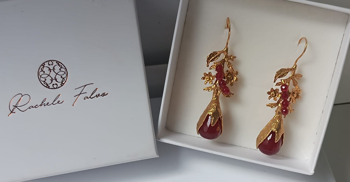 Orecchini pendenti in oro su bronzo e diaspro rosso