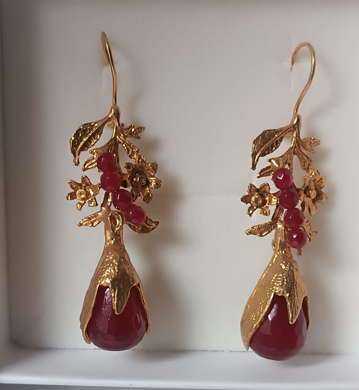 Orecchini pendenti in oro su bronzo e diaspro rosso