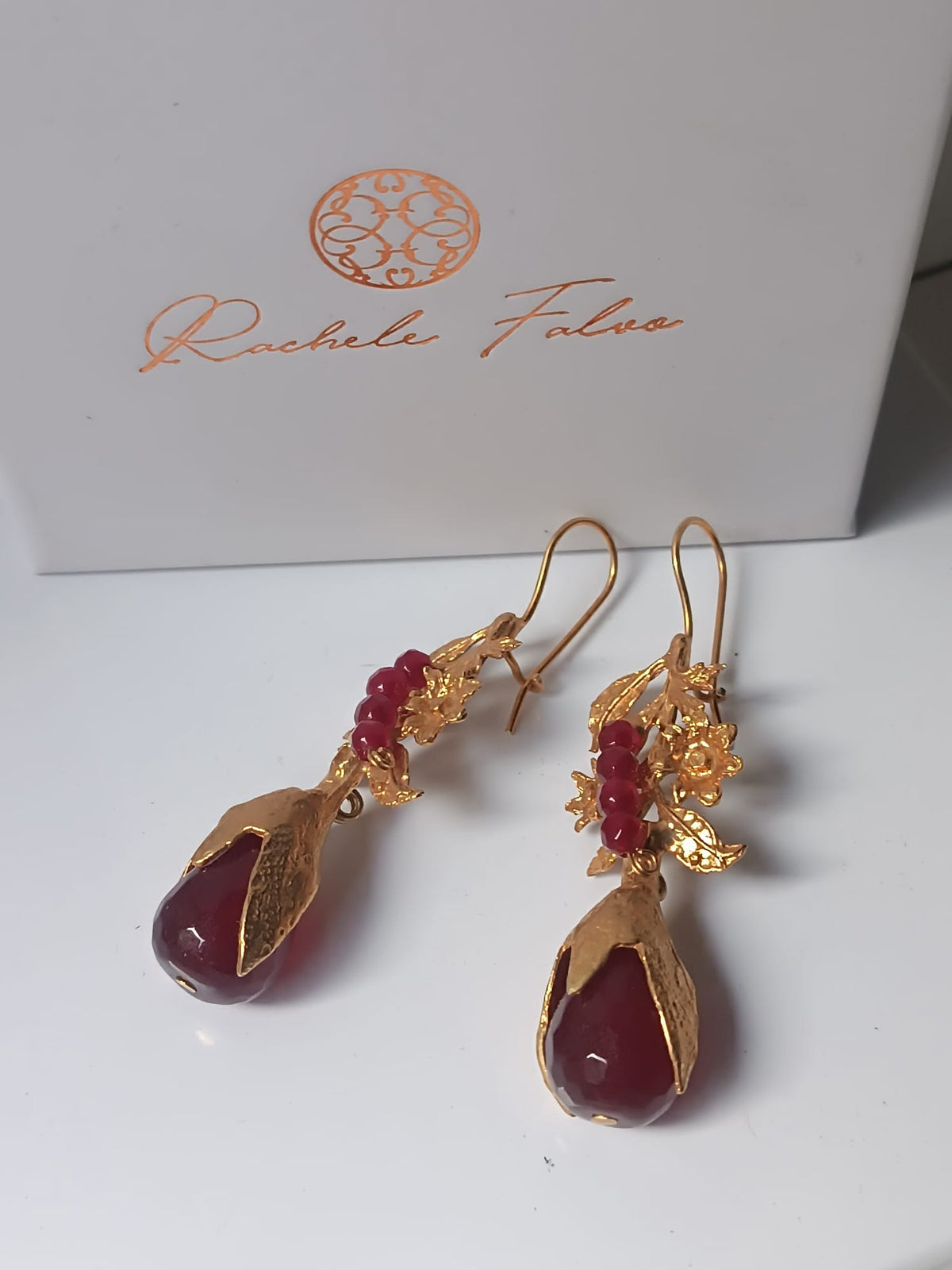 Orecchini pendenti in oro su bronzo e diaspro rosso