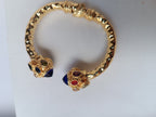 Bracciale rigido in stile bizantino placcato oro 24k di Rachele Falvo con quarziti blu e topazi colorati
