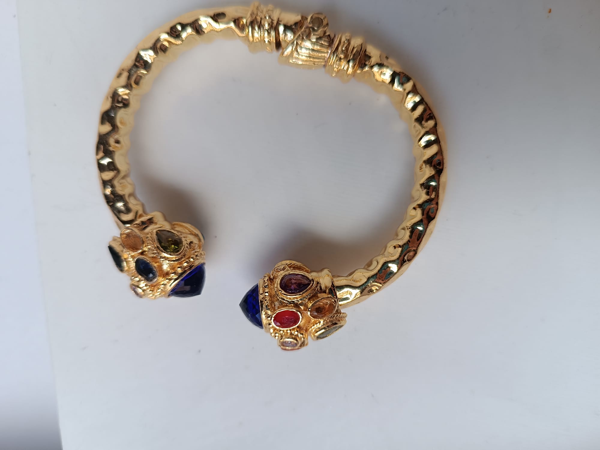 Bracciale rigido in stile bizantino placcato oro 24k di Rachele Falvo con quarziti blu e topazi colorati