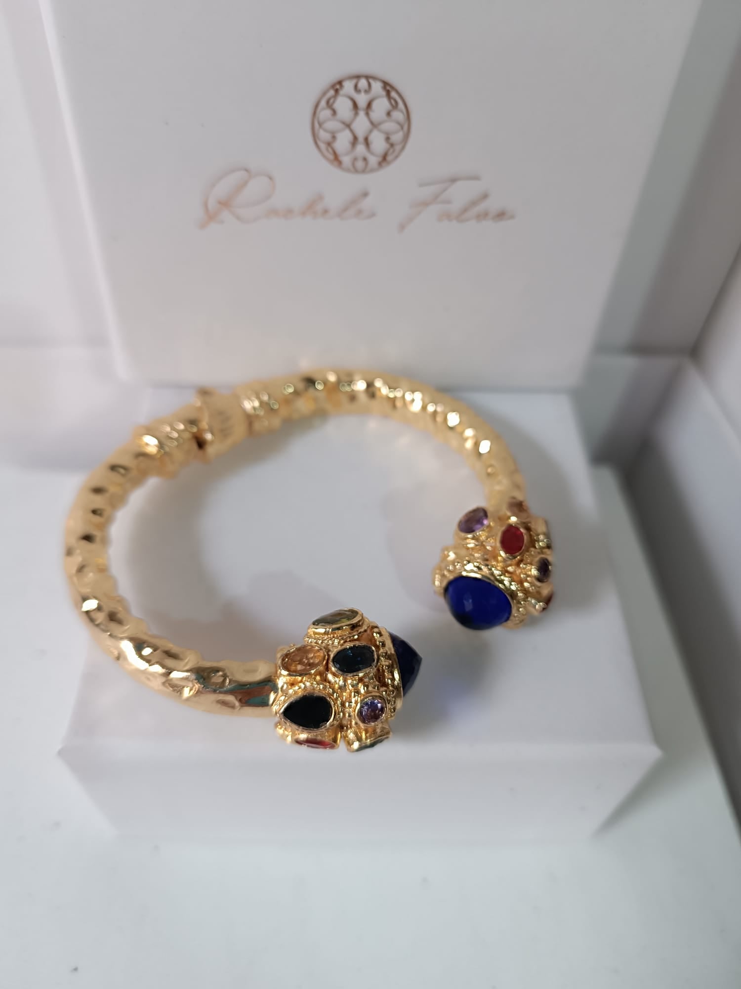 Bracciale rigido in stile bizantino placcato oro 24k di Rachele Falvo con quarziti blu e topazi colorati