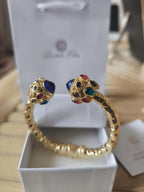 Bracciale rigido in stile bizantino placcato oro 24k di Rachele Falvo con quarziti blu e topazi colorati