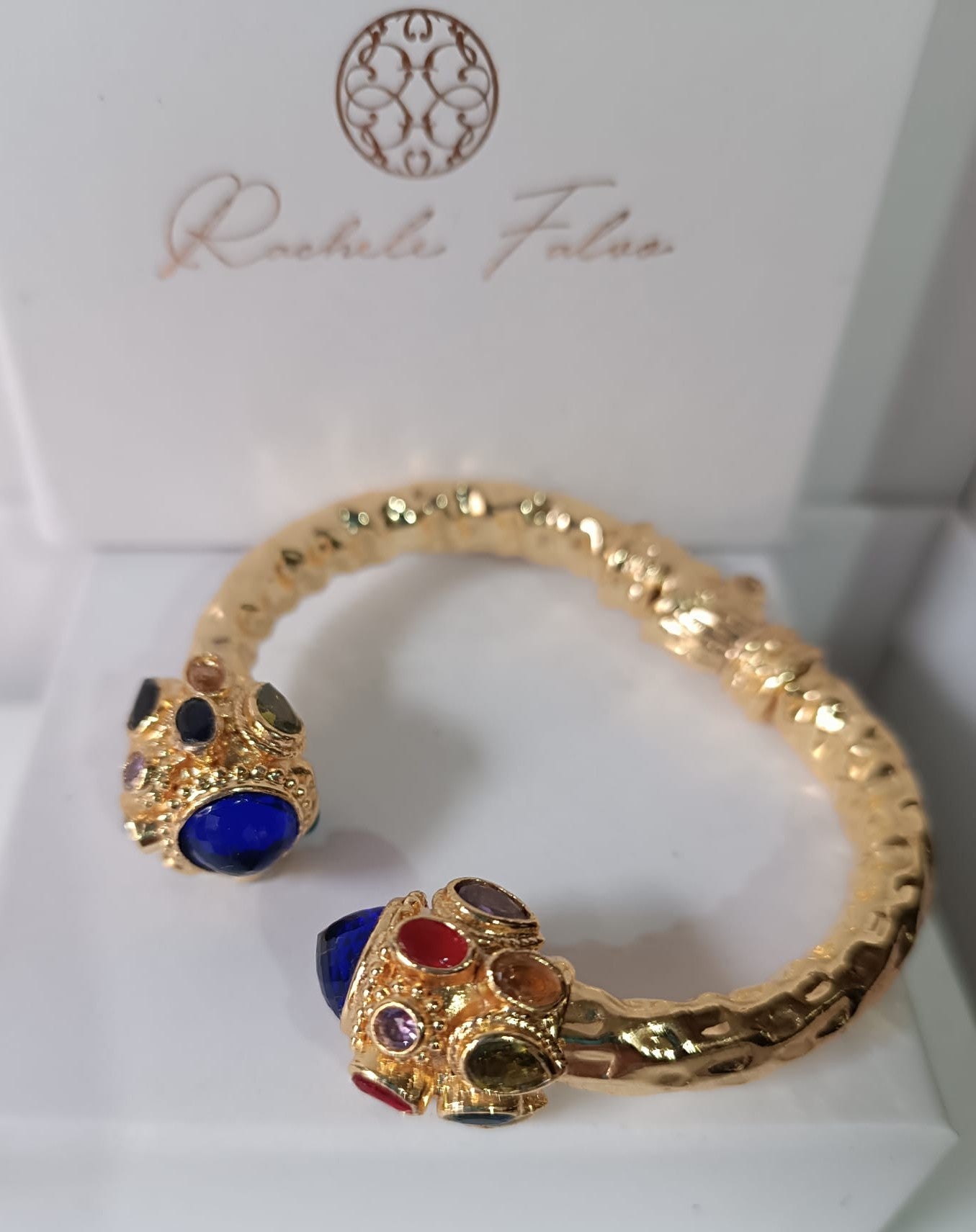 Bracciale rigido in stile bizantino placcato oro 24k di Rachele Falvo con quarziti blu e topazi colorati