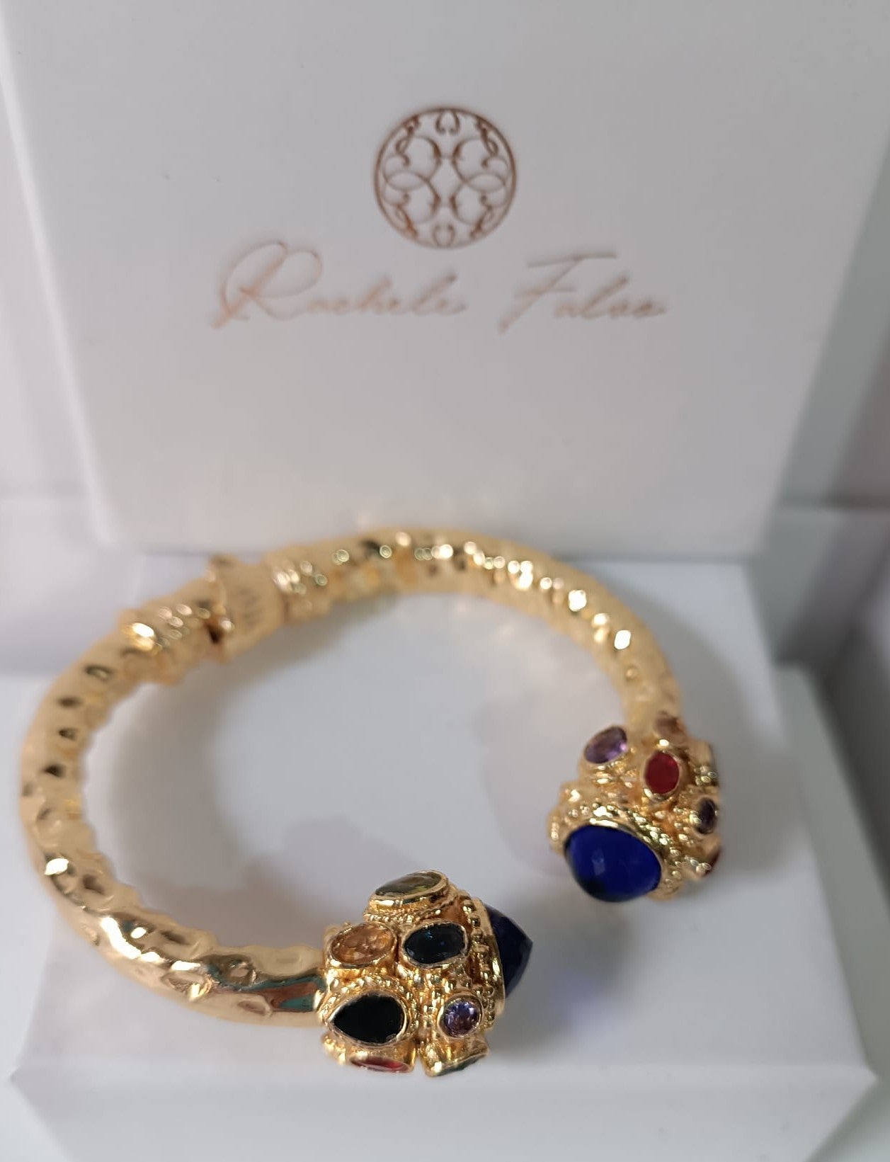 Bracciale rigido in stile bizantino placcato oro 24k di Rachele Falvo con quarziti blu e topazi colorati