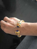 Bracciale rigido in stile bizantino placcato oro 24k di Rachele Falvo con quarziti blu e topazi colorati