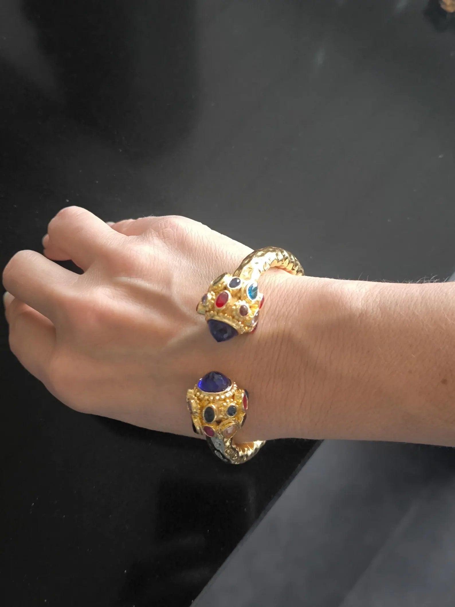 Bracciale rigido in stile bizantino placcato oro 24k di Rachele Falvo con quarziti blu e topazi colorati