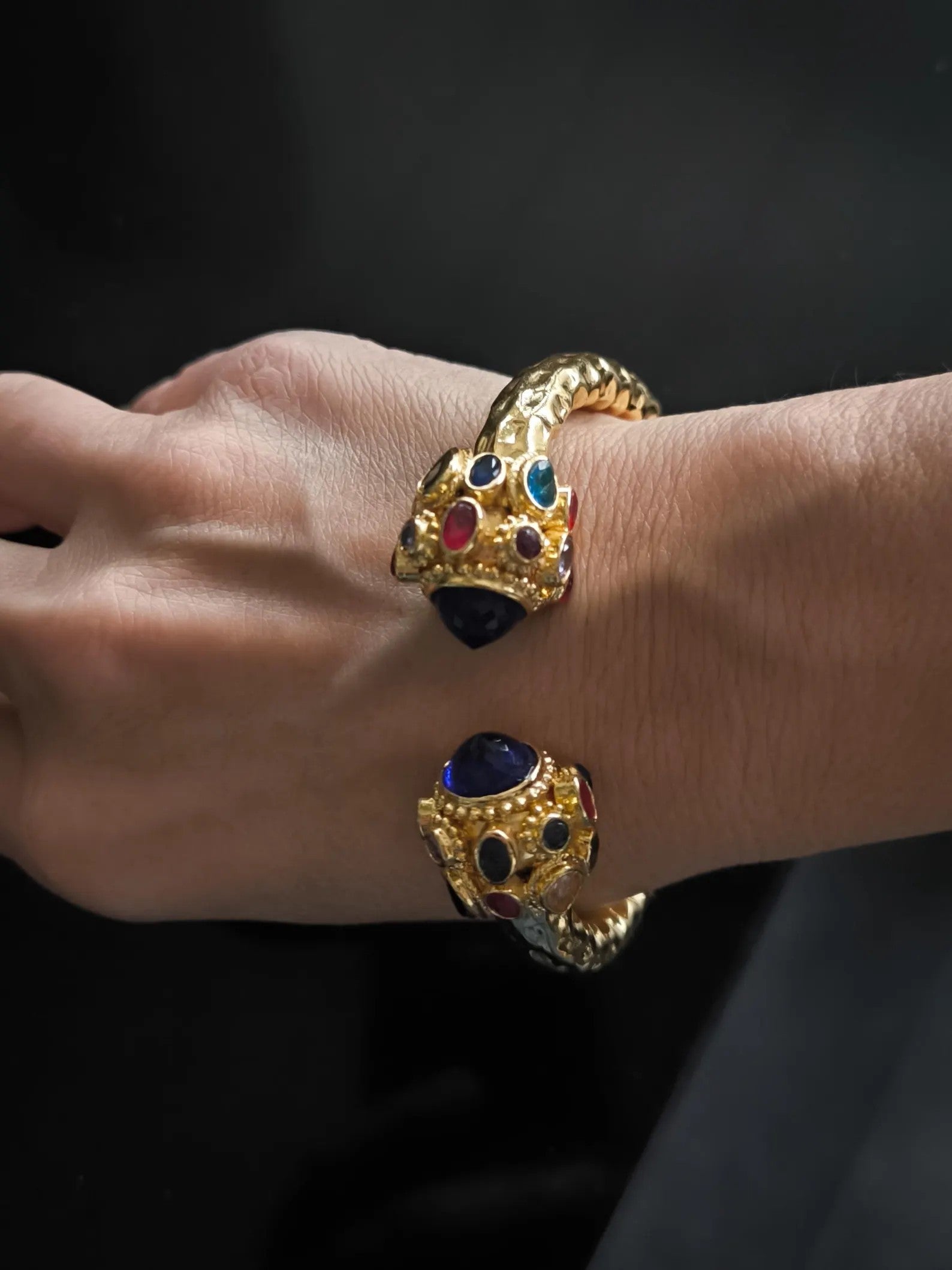 Bracciale rigido in stile bizantino placcato oro 24k di Rachele Falvo con quarziti blu e topazi colorati