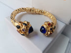Bracciale rigido in stile bizantino placcato oro 24k di Rachele Falvo con quarziti blu e topazi colorati