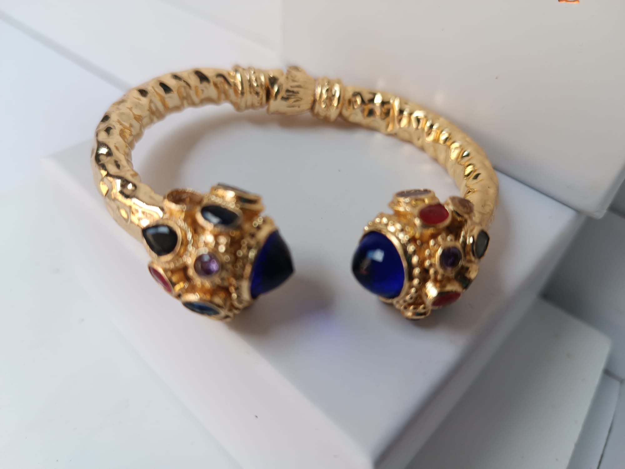 Bracciale rigido in stile bizantino placcato oro 24k di Rachele Falvo con quarziti blu e topazi colorati