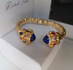 Bracciale rigido in stile bizantino placcato oro 24k di Rachele Falvo con quarziti blu e topazi colorati