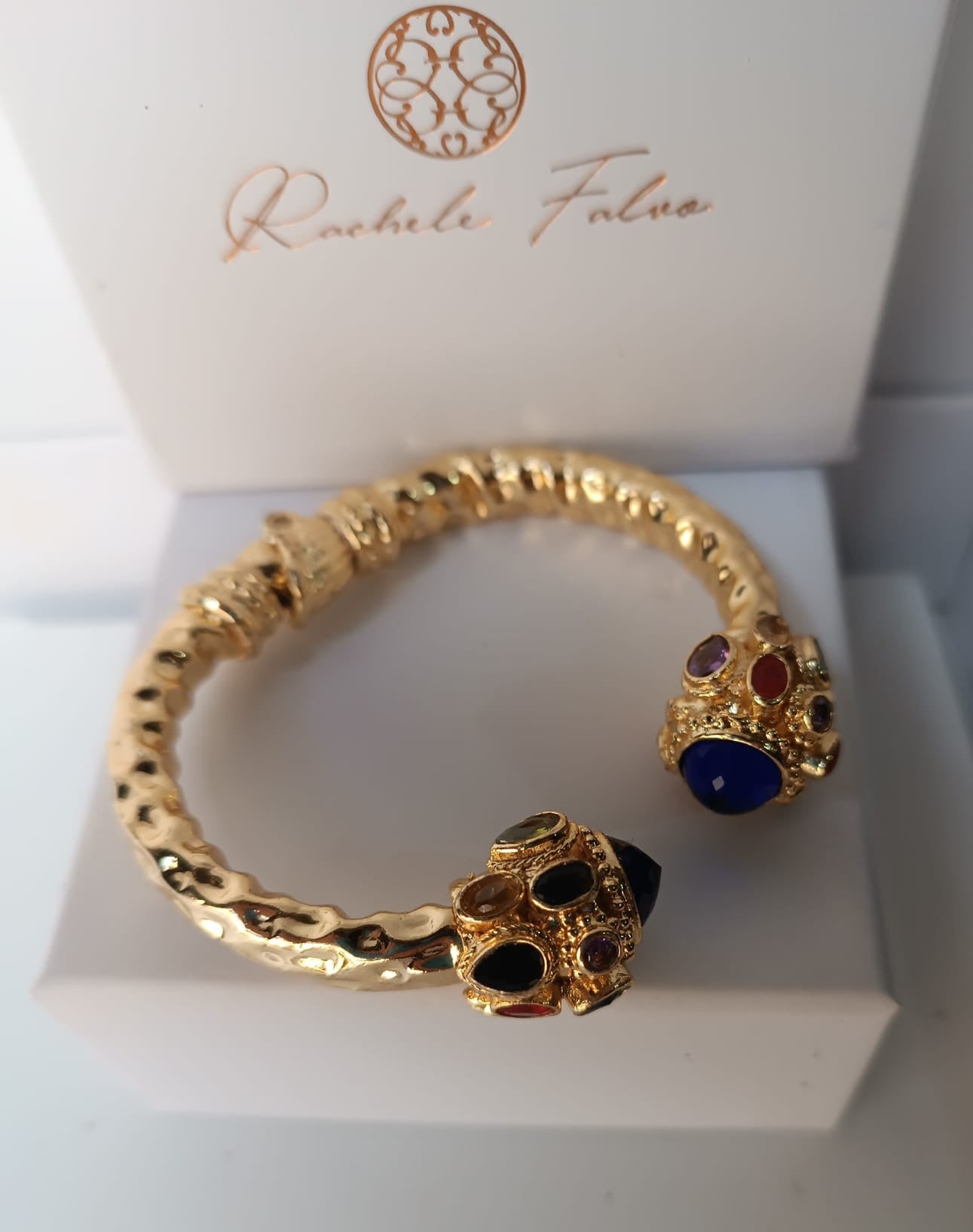 Bracciale rigido in stile bizantino placcato oro 24k di Rachele Falvo con quarziti blu e topazi colorati