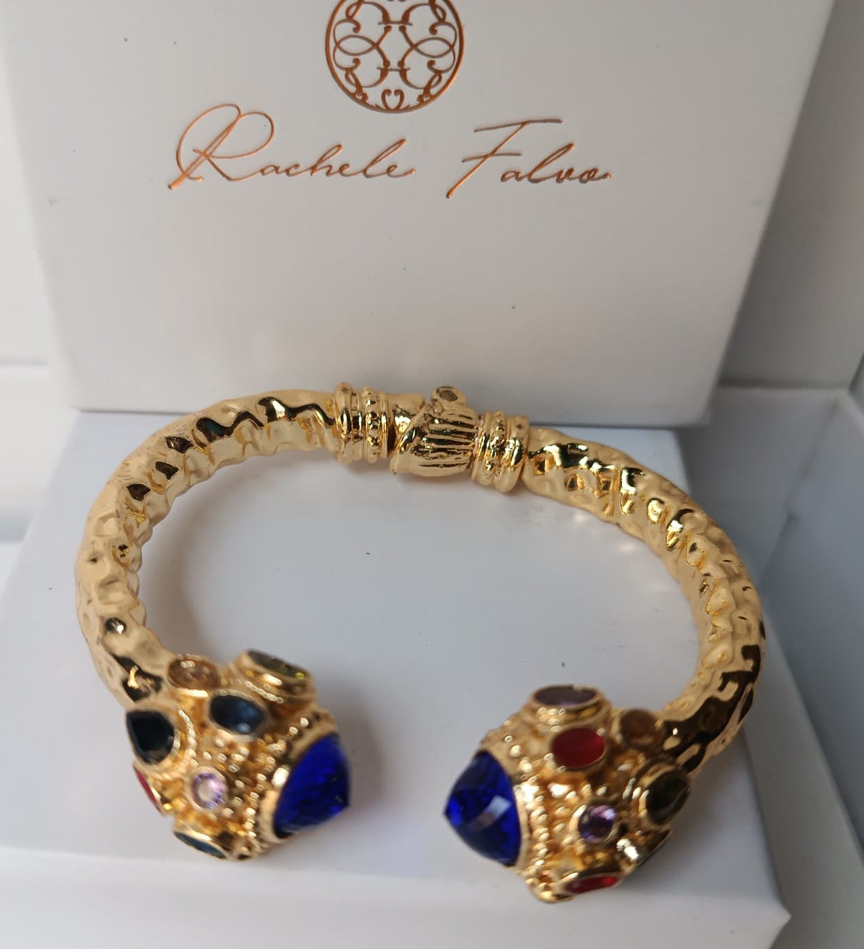 Bracciale rigido in stile bizantino placcato oro 24k di Rachele Falvo con quarziti blu e topazi colorati