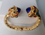 Bracciale rigido in stile bizantino placcato oro 24k di Rachele Falvo con quarziti blu e topazi colorati