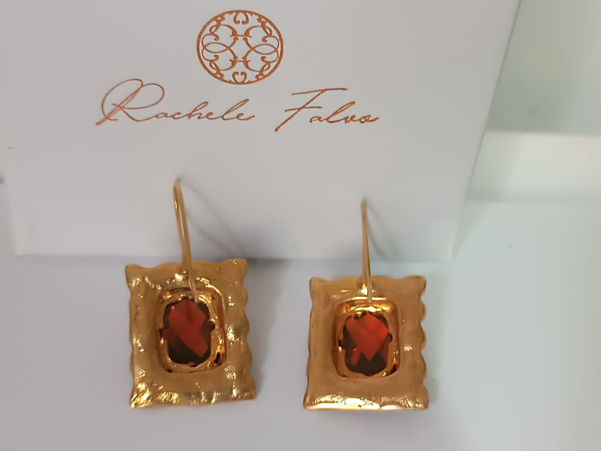 orecchini pendenti leggeri da 9 grammi con chiusura a monachella in bronzo oro opaco, giade verdi e quarzi rosso arancio