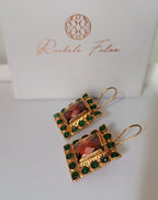orecchini pendenti leggeri da 9 grammi con chiusura a monachella in bronzo oro opaco, giade verdi e quarzi rosso arancio