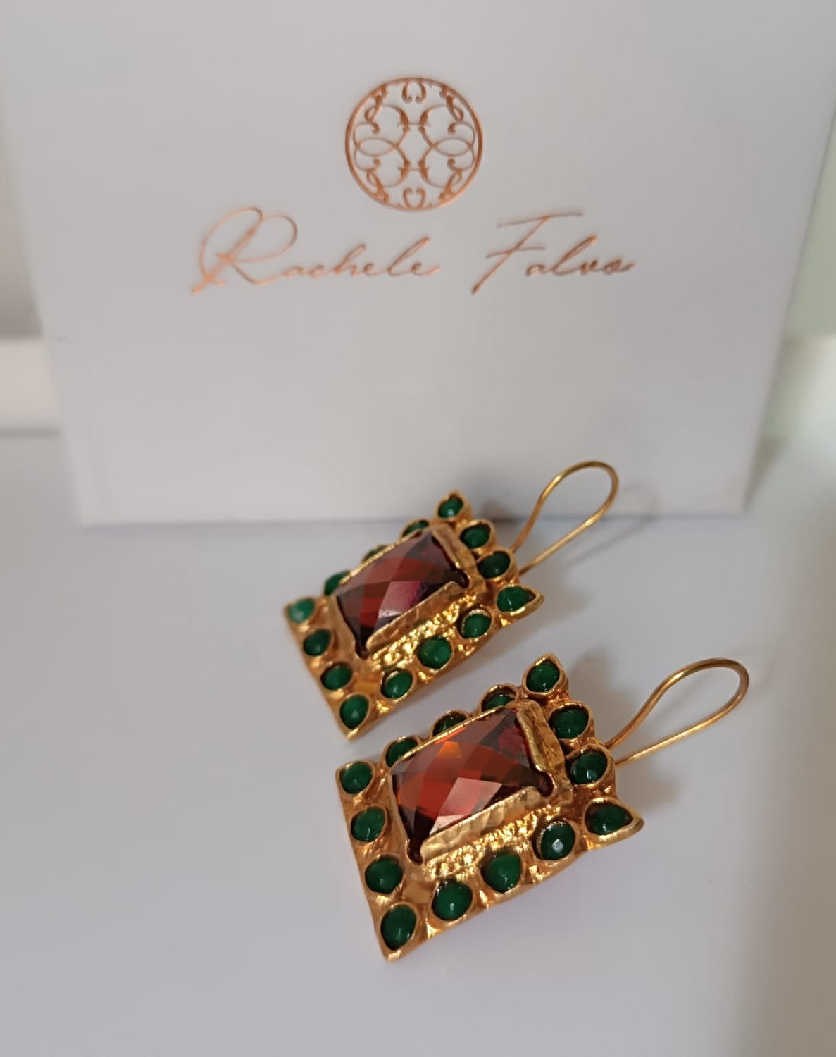 orecchini pendenti leggeri da 9 grammi con chiusura a monachella in bronzo oro opaco, giade verdi e quarzi rosso arancio