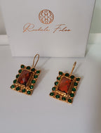 orecchini pendenti leggeri da 9 grammi con chiusura a monachella in bronzo oro opaco, giade verdi e quarzi rosso arancio