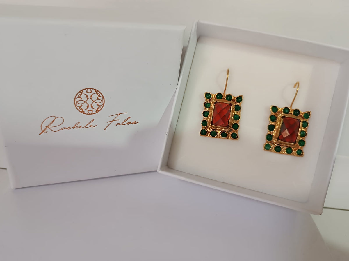 orecchini pendenti leggeri da 9 grammi con chiusura a monachella in bronzo oro opaco, giade verdi e quarzi rosso arancio