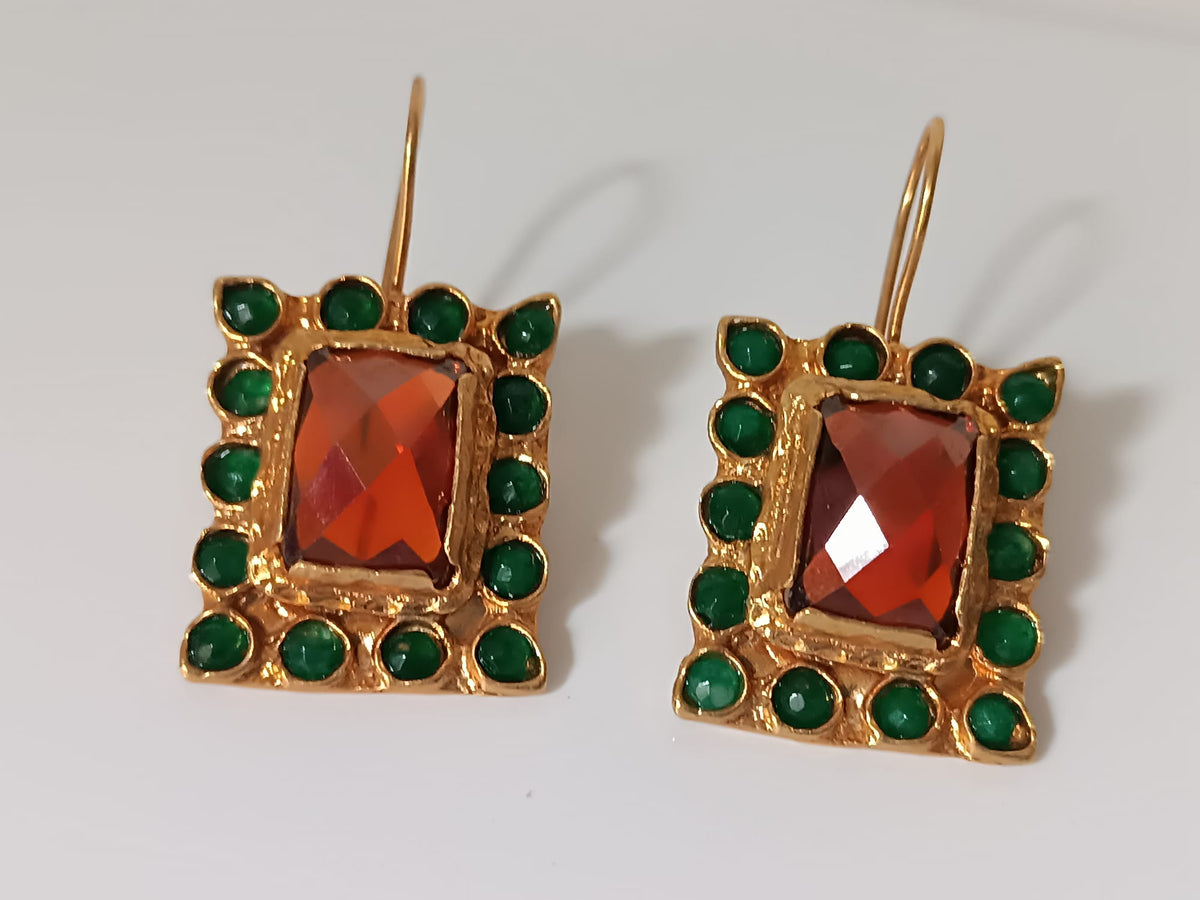 orecchini pendenti leggeri da 9 grammi con chiusura a monachella in bronzo oro opaco, giade verdi e quarzi rosso arancio