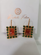 orecchini pendenti leggeri da 9 grammi con chiusura a monachella in bronzo oro opaco, giade verdi e quarzi rosso arancio