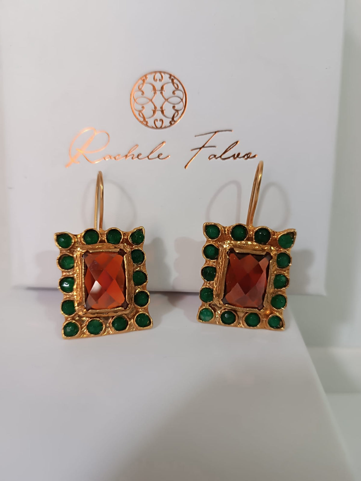 orecchini pendenti leggeri da 9 grammi con chiusura a monachella in bronzo oro opaco, giade verdi e quarzi rosso arancio