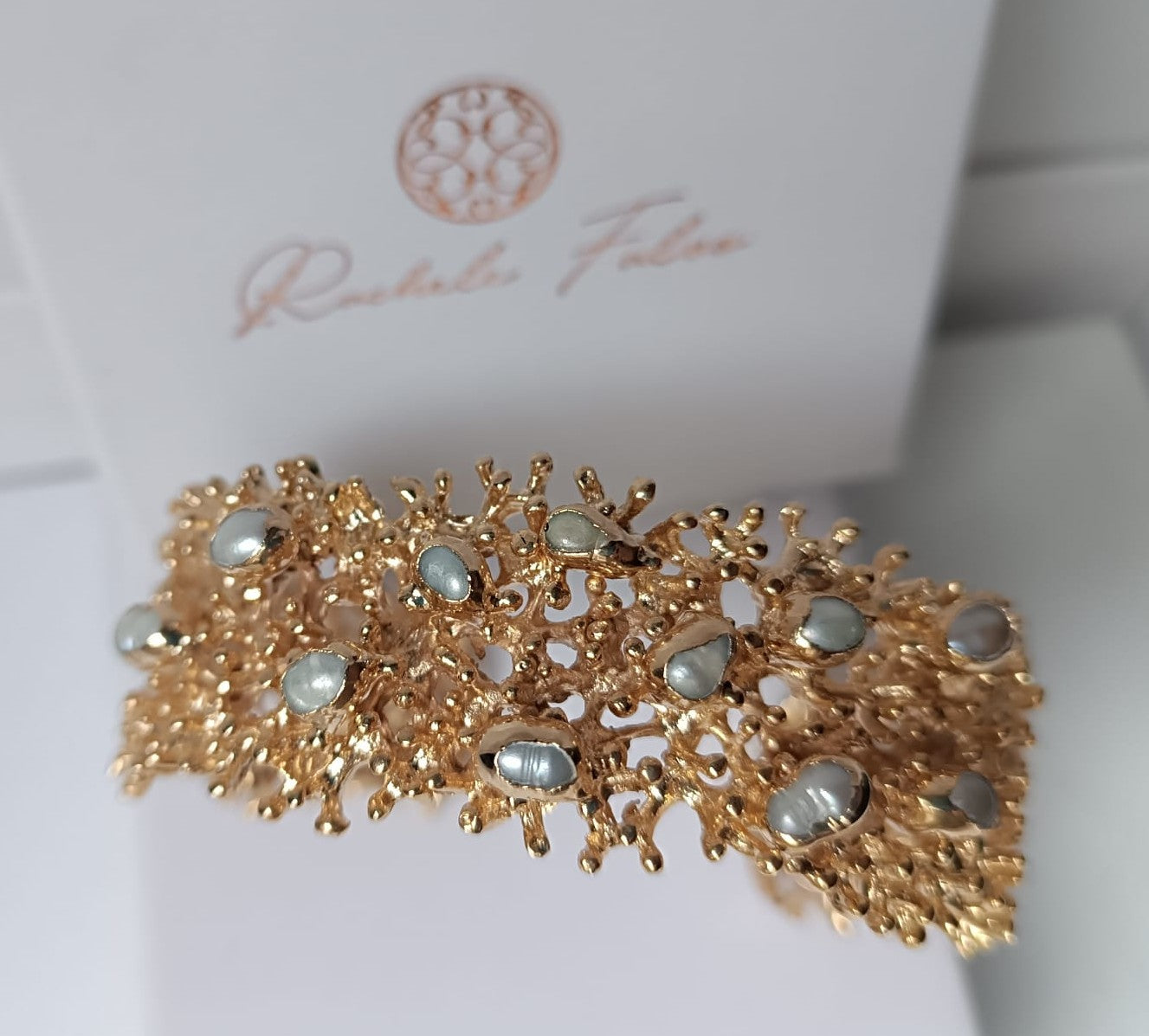  Bracciale a fascia rigida effetto corallo marino con madreperle di Rachele Falvo