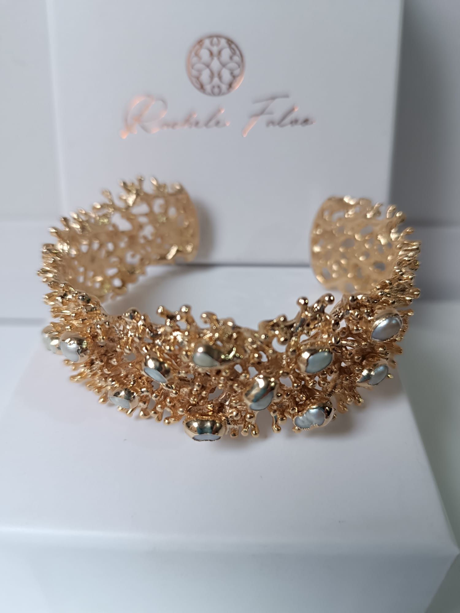  Bracciale a fascia rigida effetto corallo marino con madreperle di Rachele Falvo
