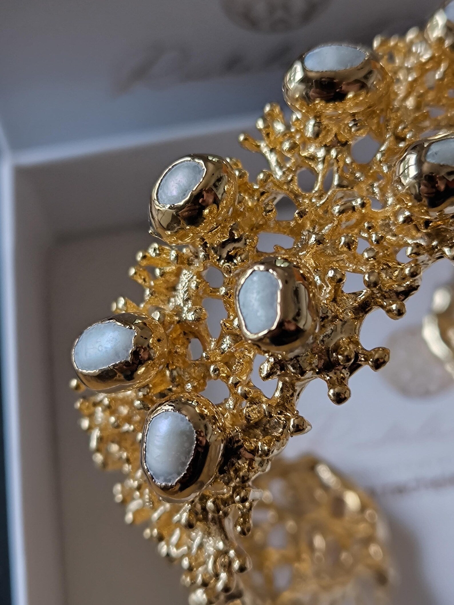  Bracciale a fascia rigida effetto corallo marino con madreperle di Rachele Falvo