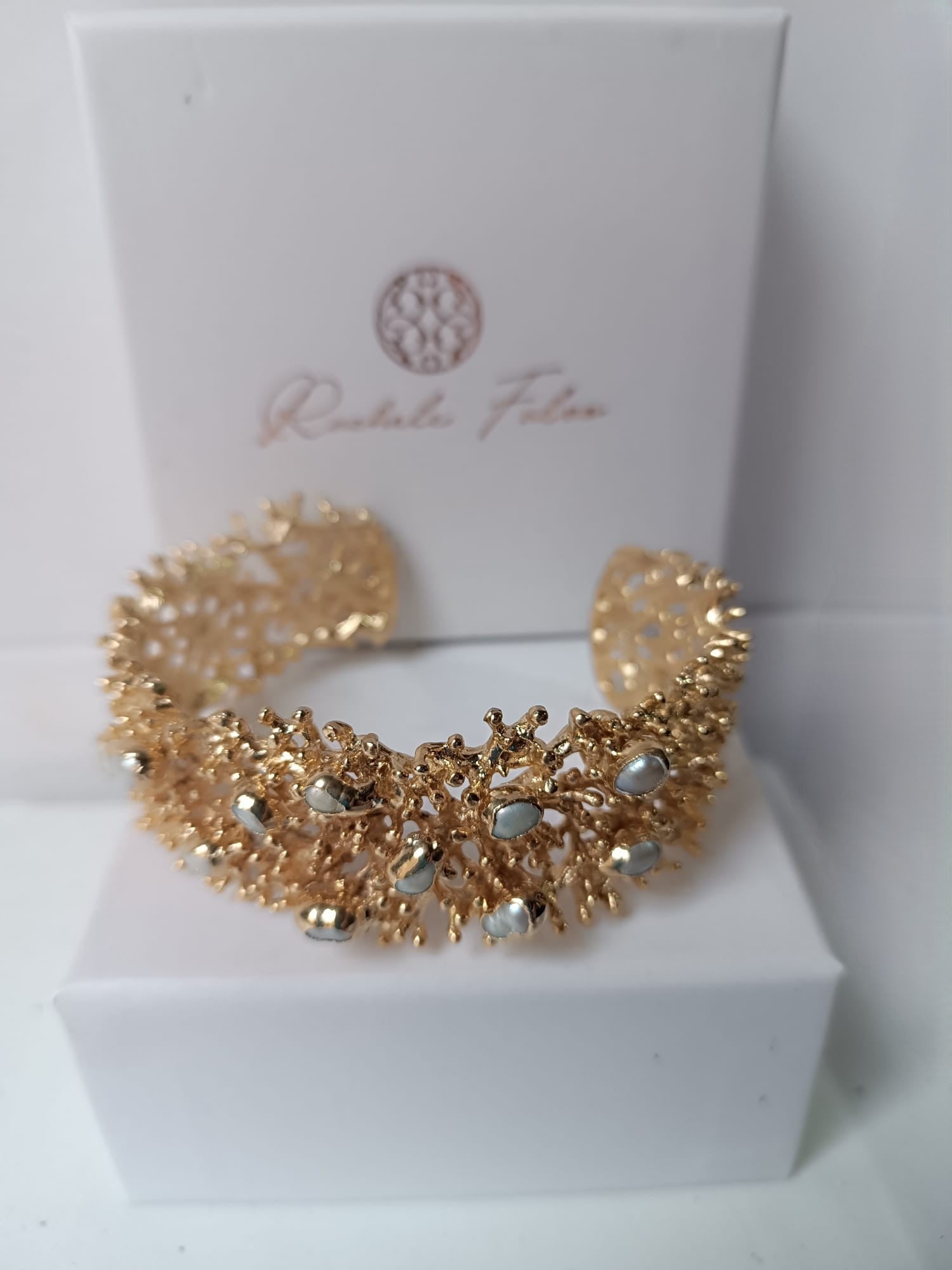  Bracciale a fascia rigida effetto corallo marino con madreperle di Rachele Falvo