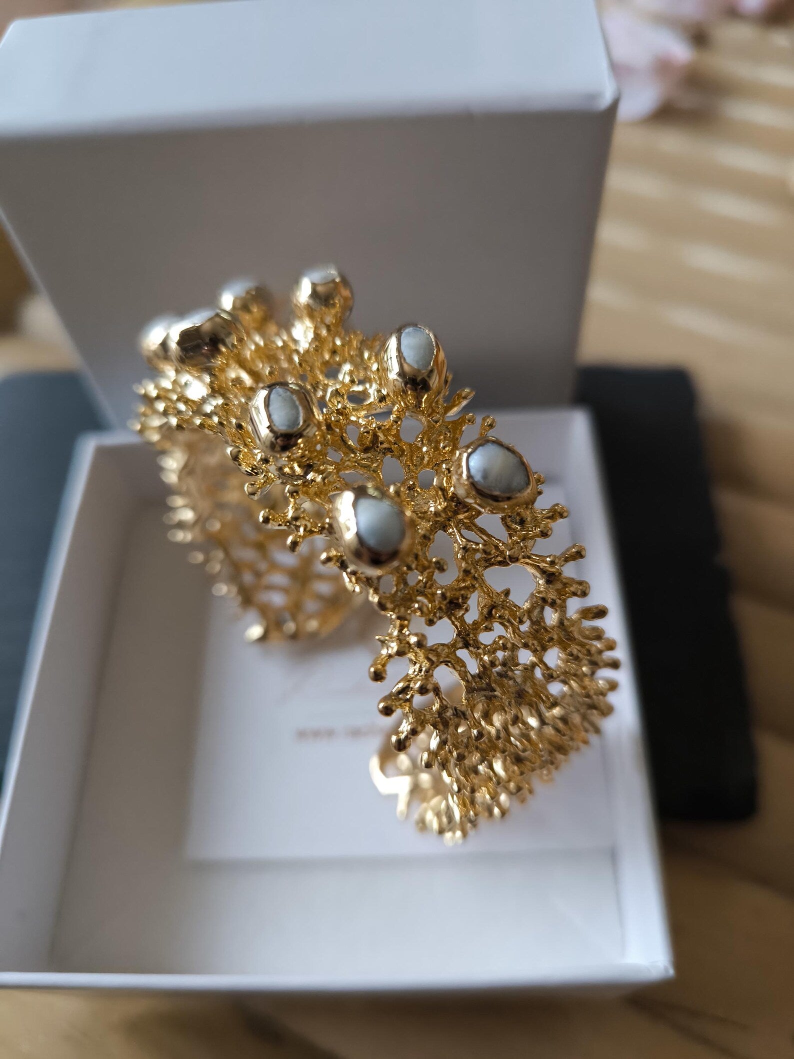  Bracciale a fascia rigida effetto corallo marino con madreperle di Rachele Falvo