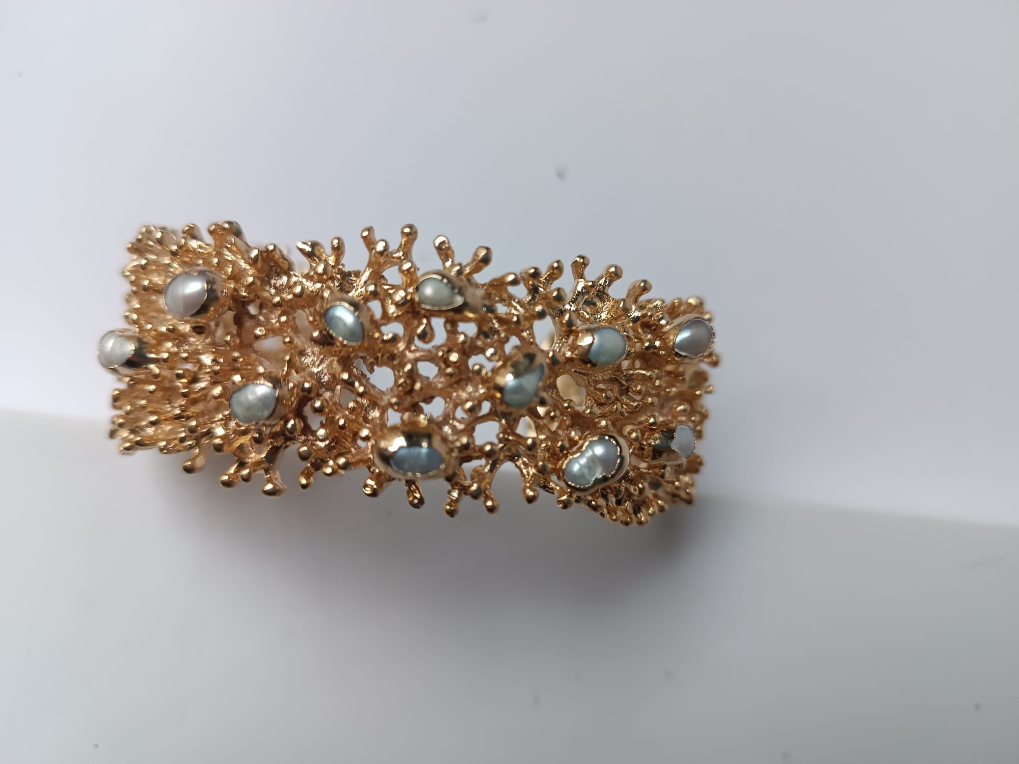  Bracciale a fascia rigida effetto corallo marino con madreperle di Rachele Falvo