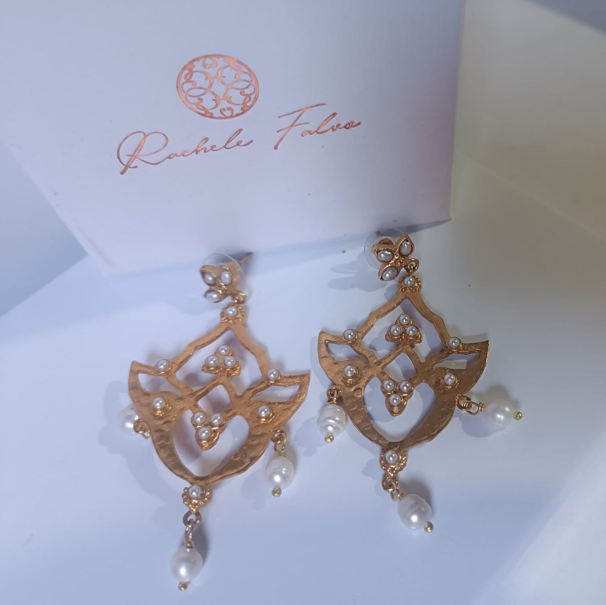 Spettacolari orecchini artigianali pendenti in bronzo oro opaco con perle naturali coltivate