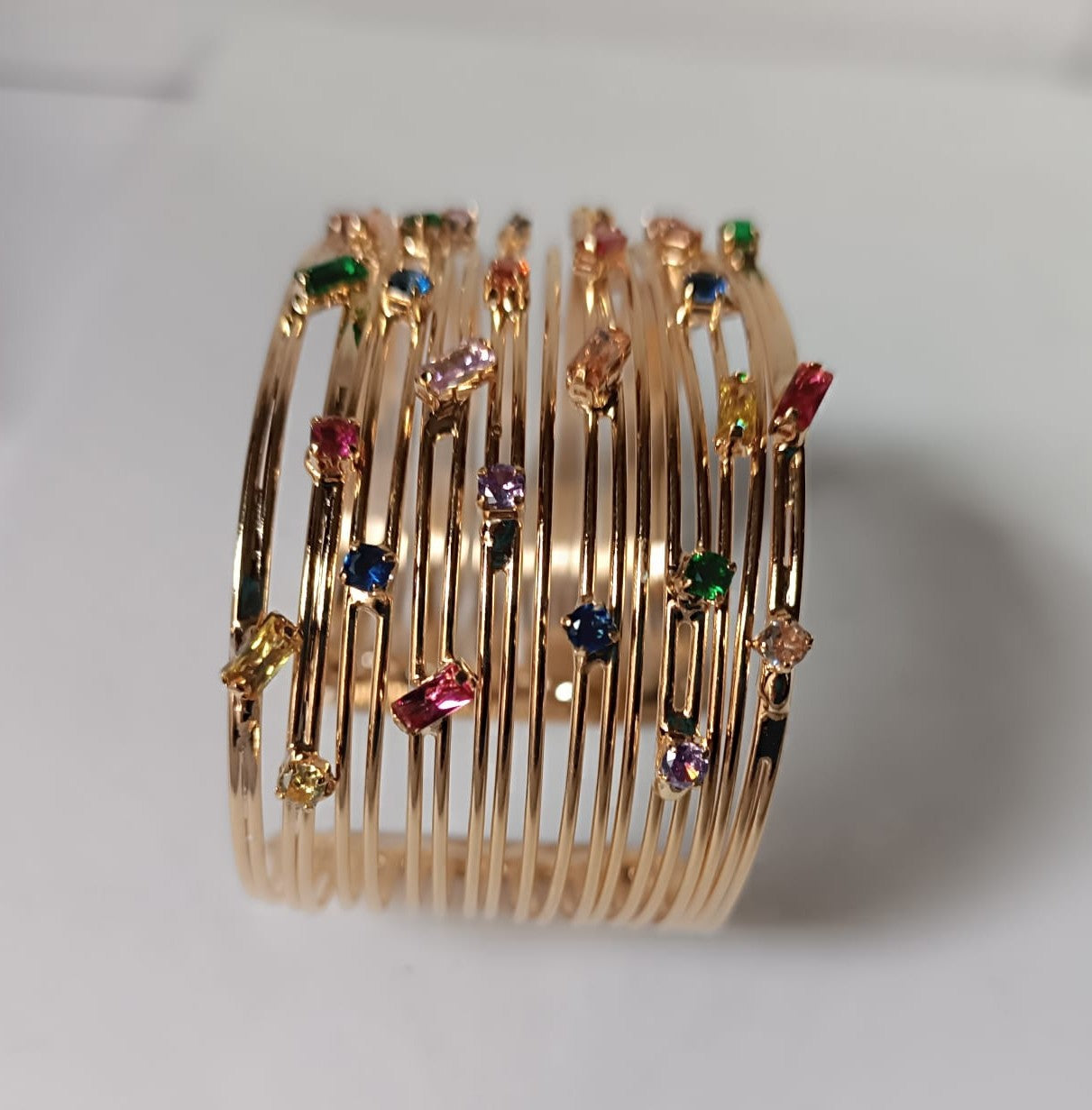 Bracciale stile schiava in oro su bronzo con topazi e quarziti naturali multicolor, regolabile