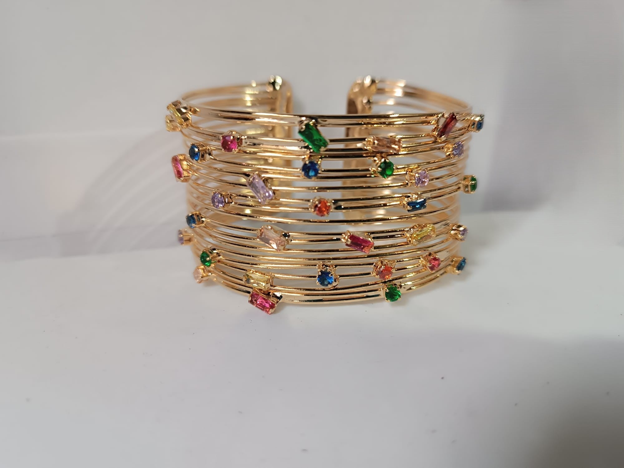 Bracciale stile schiava in oro su bronzo con topazi e quarziti naturali multicolor, regolabile