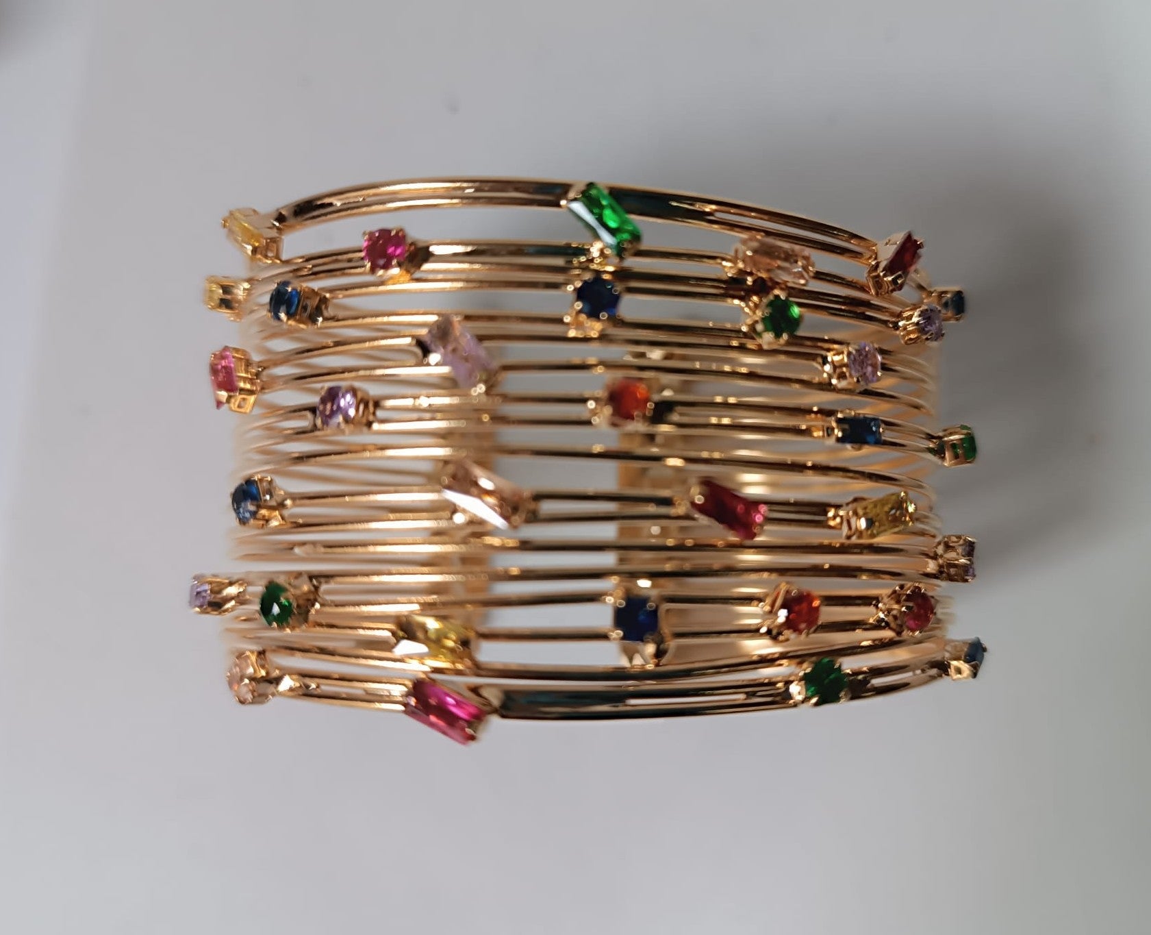 Bracciale stile schiava in oro su bronzo con topazi e quarziti naturali multicolor, regolabile