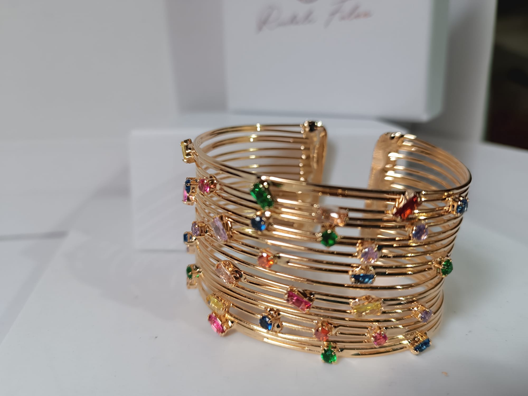 Bracciale stile schiava in oro su bronzo con topazi e quarziti naturali multicolor, regolabile