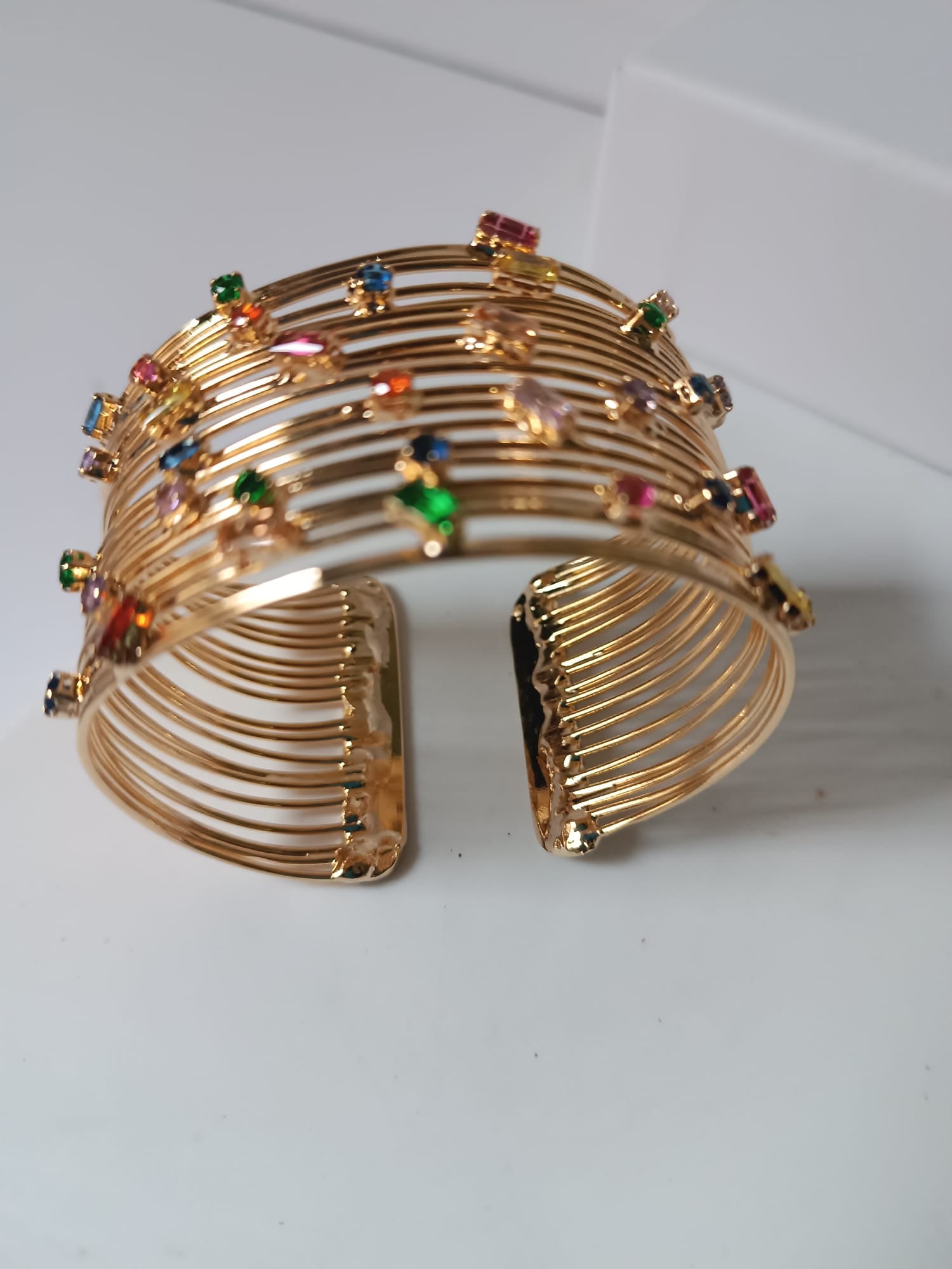 Bracciale stile schiava in oro su bronzo con topazi e quarziti naturali multicolor, regolabile