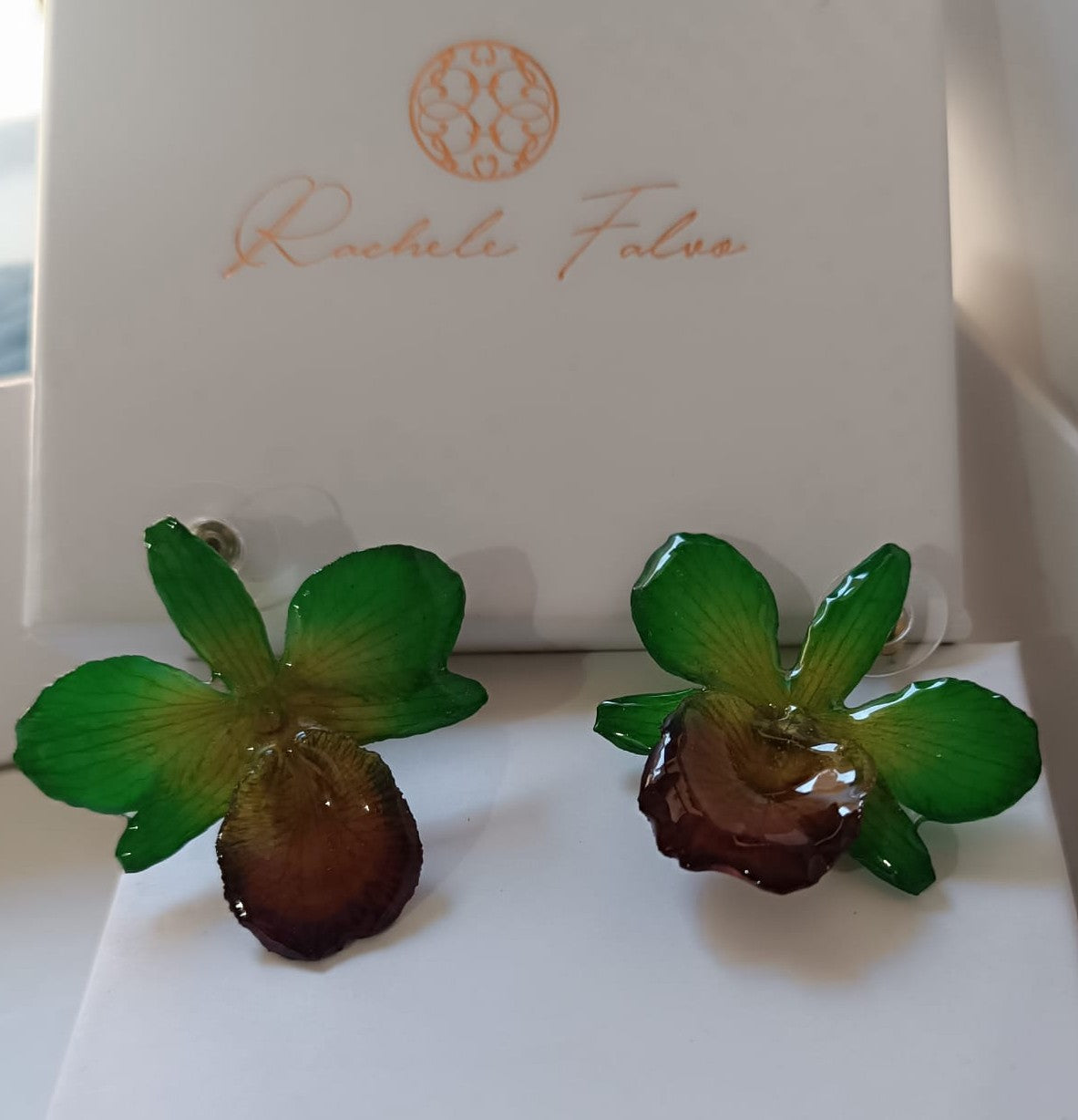 orecchini a perno artigianali realizzati con intere orchidee vere dai petali verde brillante e centro viola bordeaux, protette da resina lucida