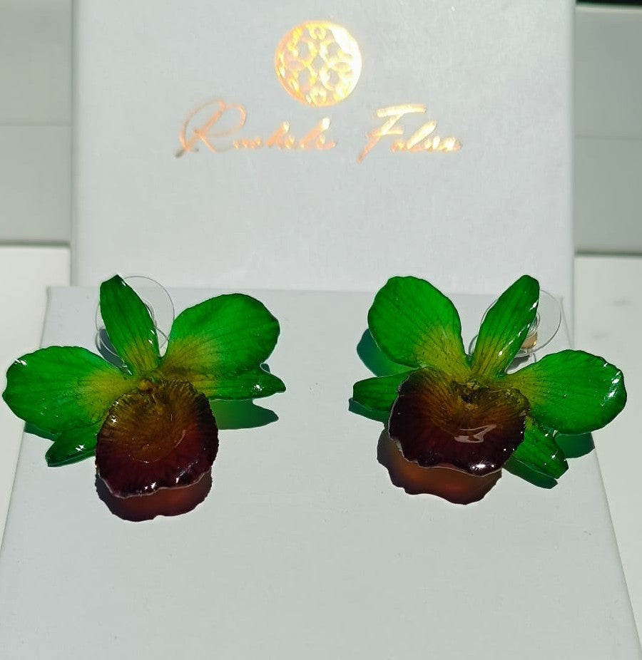 orecchini a perno artigianali realizzati con intere orchidee vere dai petali verde brillante e centro viola bordeaux, protette da resina lucida