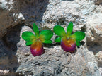 orecchini a perno artigianali realizzati con intere orchidee vere dai petali verde brillante e centro viola bordeaux, protette da resina lucida