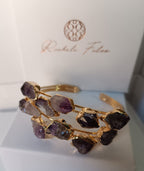 bracciale rigido aperto a fascia di Rachele Falvo in bronzo placcato oro con cristalli grezzi di ametista viola naturale