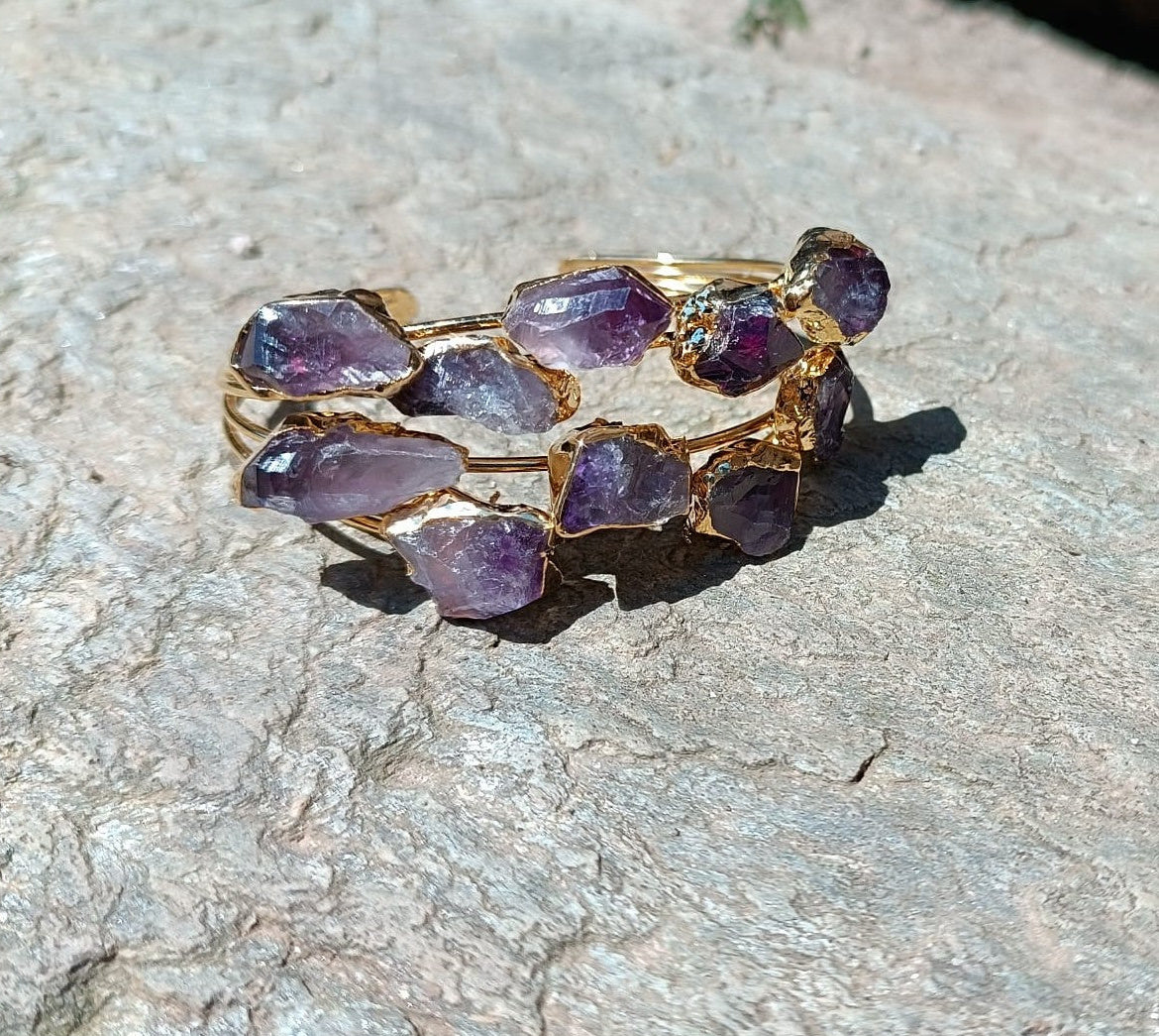 bracciale rigido aperto a fascia di Rachele Falvo in bronzo placcato oro con cristalli grezzi di ametista viola naturale