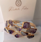bracciale rigido aperto a fascia di Rachele Falvo in bronzo placcato oro con cristalli grezzi di ametista viola naturale