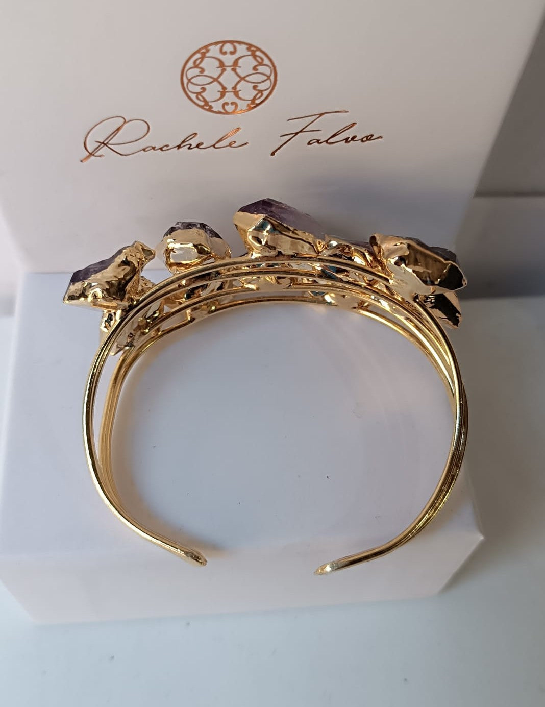 bracciale rigido aperto a fascia di Rachele Falvo in bronzo placcato oro con cristalli grezzi di ametista viola naturale