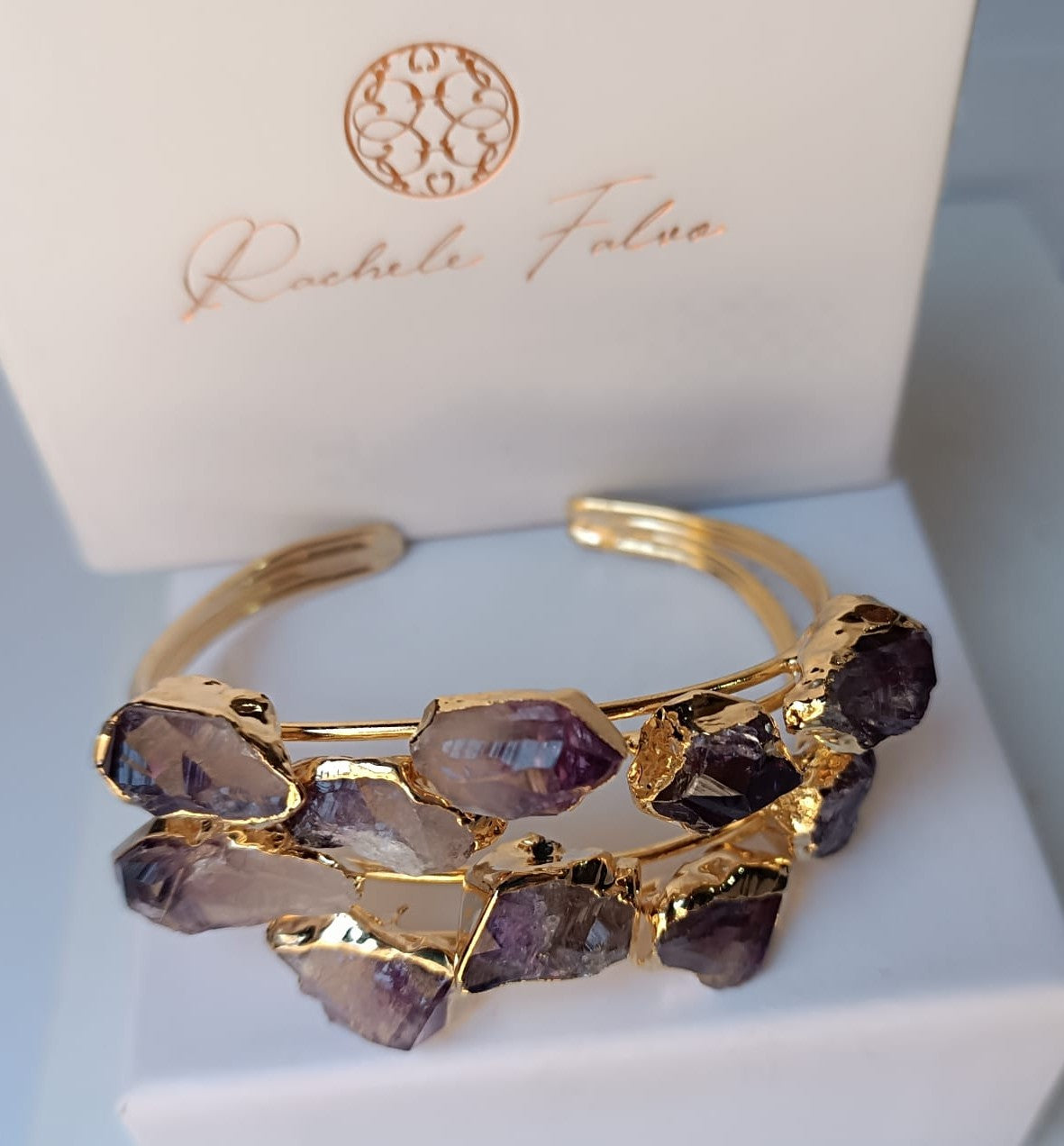 bracciale rigido aperto a fascia di Rachele Falvo in bronzo placcato oro con cristalli grezzi di ametista viola naturale