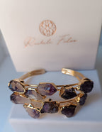 bracciale rigido aperto a fascia di Rachele Falvo in bronzo placcato oro con cristalli grezzi di ametista viola naturale