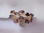 bracciale rigido aperto a fascia di Rachele Falvo in bronzo placcato oro con cristalli grezzi di ametista viola naturale