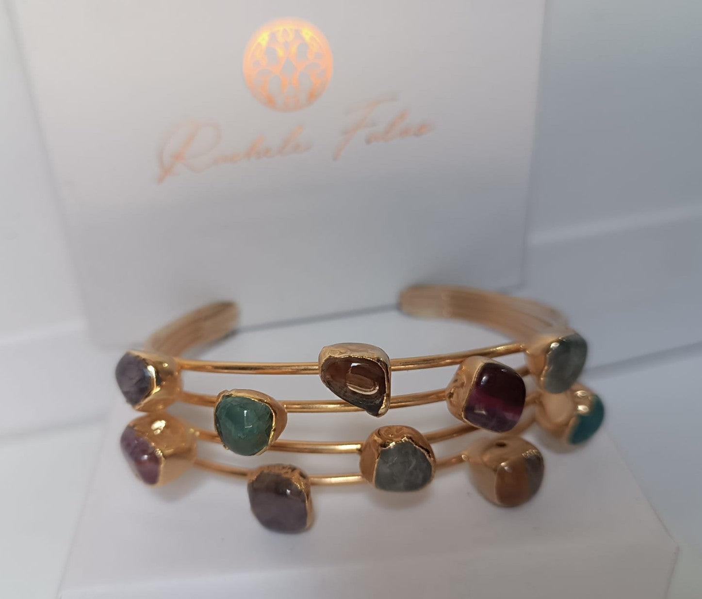 bracciale rigido a triplo filo dorato di Rachele Falvo con incastonate agate naturali multicolor